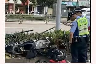 主场对阵辽宁！北京队总教练许利民训练时手拿笔记本来到替补席